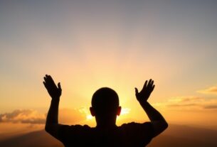 Pessoa orando ao nascer do sol, simbolizando Deus em primeiro lugar na vida